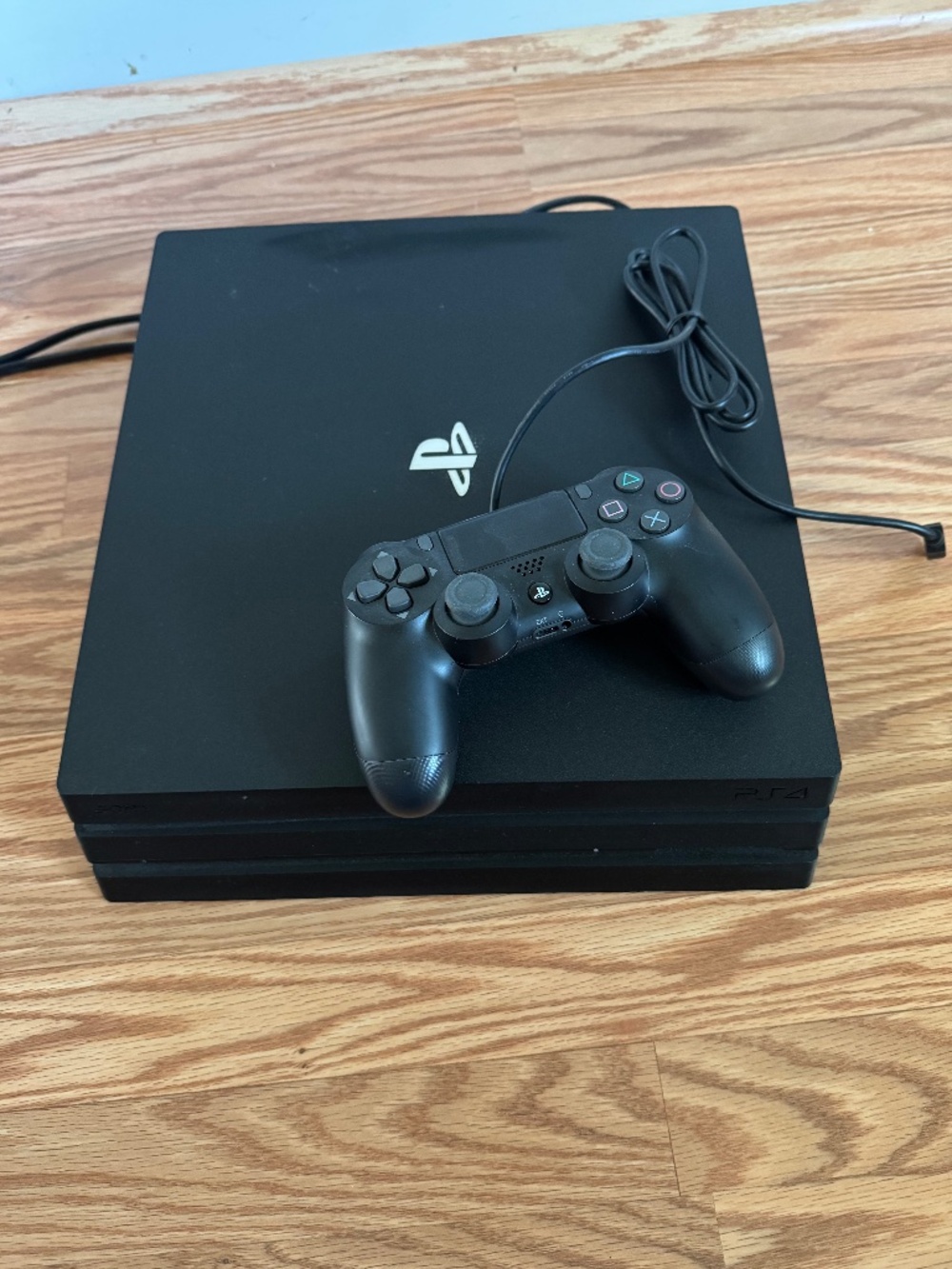 PLAYSTATION 4 - LIKE NEW (NEVER USED - JUST SET UP)
